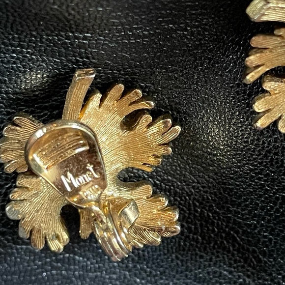 Vintage Leafy Clip-On Earrings - Picture 2 of 4